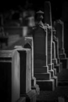fila di pietre tombali
