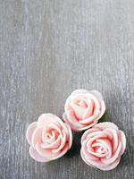 fondo in legno con rose rosa
