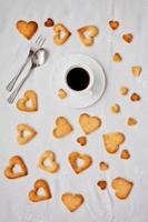 biscotti dolci a forma di cuore e tazza di caffè
