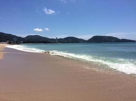 una magnifica spiaggia paradisiaca in Thailandia sull'isola di phuket foto