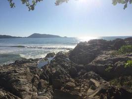 una magnifica spiaggia paradisiaca in Thailandia sull'isola di phuket foto