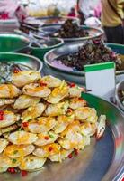 cibo di strada cinese tailandese selezione di frutti di mare città cinese bangkok thailandia. foto