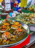 cibo di strada cinese tailandese selezione di frutti di mare città cinese bangkok thailandia. foto
