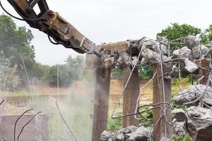 pilastro del ponte in cemento da demolizione foto