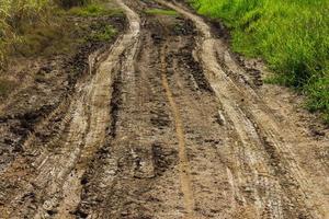 strada sterrata dopo la pioggia foto