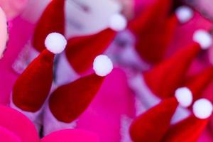 primo piano sfocatura del cappello di Babbo Natale. foto