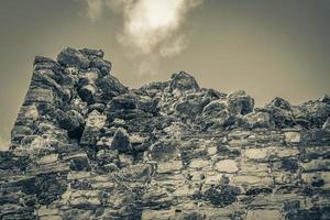 antico sito maya con rovine di templi piramidi manufatti muyil messico. foto