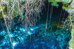blu turchese acqua calcare grotta dolina cenote tajma ha messico. foto