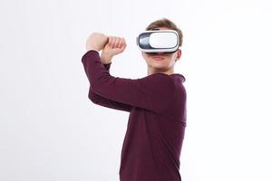 giovane che usa un auricolare vr e gioca nella realtà virtuale isolata su sfondo bianco. copia spazio e simula foto