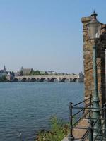 la città di Maastricht sul fiume Maas nei Paesi Bassi foto