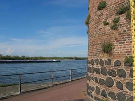 la città di Rees sul fiume Reno foto