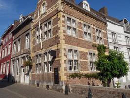 la città di Maastricht sul fiume Maas nei Paesi Bassi foto