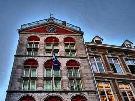 la città di Maastricht sul fiume Maas nei Paesi Bassi foto