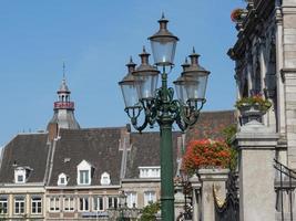 la città di maastricht sul fiume maas foto