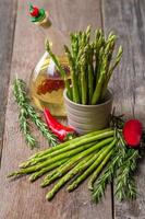 natura morta con olio d'oliva asparagi, avocado, pepe e rosmarino foto