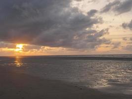 tramonto sulla spiaggia di juist foto