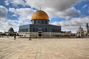 una veduta della cupola della roccia a gerusalemme foto