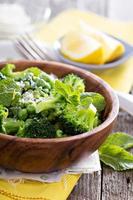 broccoli al limone con piselli e menta foto