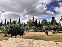 una veduta della cupola della roccia a gerusalemme foto