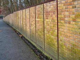 colpo del primo piano del muro di mattoni invecchiato foto