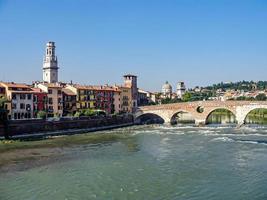 vista di una città vecchia in un fiume con ponte in pietra foto