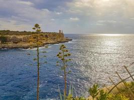 vista sulla baia e sulla torre den beu cala figuera. foto