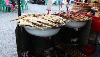 arrosto di pollo crudo sul fuoco. foto