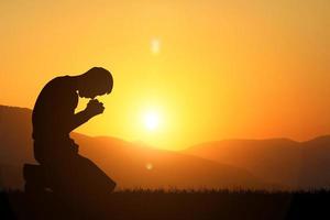 silhouette di mani di preghiera cristiane persone spirituali e religiose che pregano i concetti del cristianesimo di dio foto