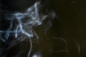 sfondo astratto di fumo o nebbia su sfondo nero foto