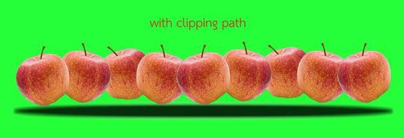 diverse mele rosse su sfondo colorato con tracciato di ritaglio foto