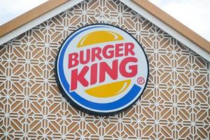 segnaletica di burger king in thailandia, 1 maggio 2022, phuket, thailandia. foto