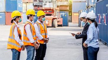 concetto di importazione di contenitori aziendali per la riunione e la formazione del team di lavoro, la logistica e il trasporto, il supervisore sta incontrando un team di ingegneri su cosa fare oggi foto