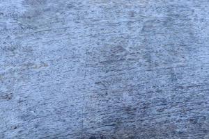 sfondo grigio chiaro e vecchio bordo di legno. superficie invecchiata della tavola di legno e alcuni steli, porosa. foto