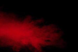 esplosione di polvere rossa su sfondo nero. foto