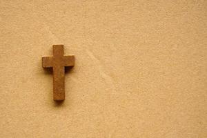 croce rappresenta Gesù. fondo in legno marrone foto