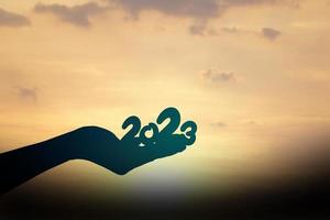 2023 silhouette sulla mano umana. concetto di felice anno nuovo. foto