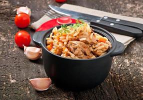 pilaf - porridge di riso con carne e spezie foto
