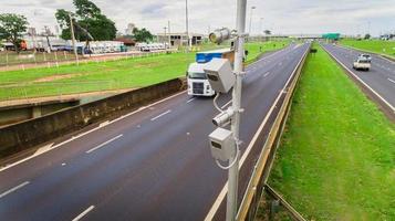 radar stradale con telecamera per l'applicazione della velocità in un'autostrada. foto