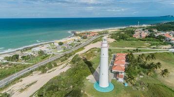 vista ad angolo basso del faro in cima fo duna frondosa a natale, brasile foto