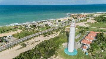 vista ad angolo basso del faro in cima fo duna frondosa a natale, brasile foto