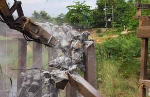 pilastro del ponte in cemento da demolizione foto