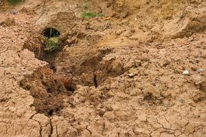 l'acqua del suolo ha eroso la roccia. foto