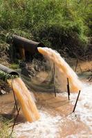 fogna di deflusso dell'acqua rapidamente. foto