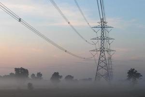 palo dell'alta tensione con nebbia pesante. foto