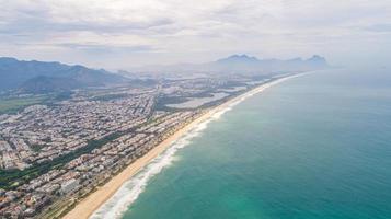 vista aerea della spiaggia tropicale. le onde si infrangono sulla spiaggia di sabbia gialla tropicale. bellissima spiaggia tropicale aerea foto