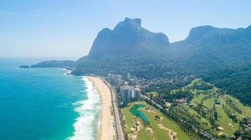 vista aerea della spiaggia tropicale. le onde si infrangono sulla spiaggia di sabbia gialla tropicale. rio de janeiro, brasile foto