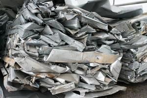 i rifiuti di alluminio si preparano per il riciclo foto