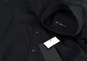 nuova maglietta di colore nero ed etichetta vuota foto