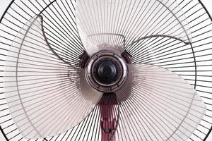 ventilatore elettrico sporco su sfondo bianco foto