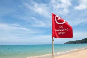 nessun segnale di pericolo di nuoto in spiaggia foto